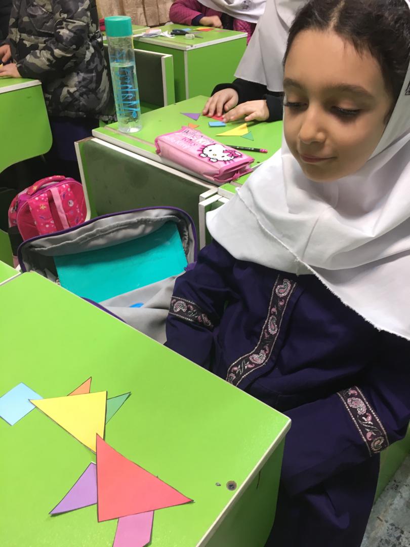 بازی با تانگرام در زنگ ریاضی کلاس سوم